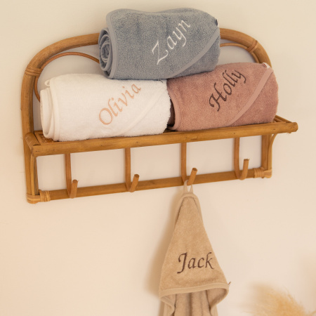 Badcape met naam in het beige, oudroze, blauw en wit