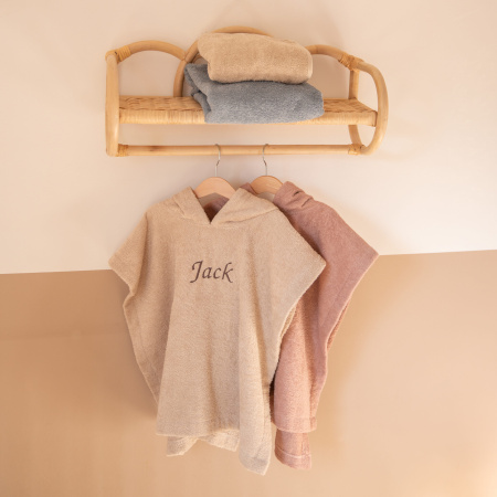 Badponcho met naam in het beige, oudroze en blauw