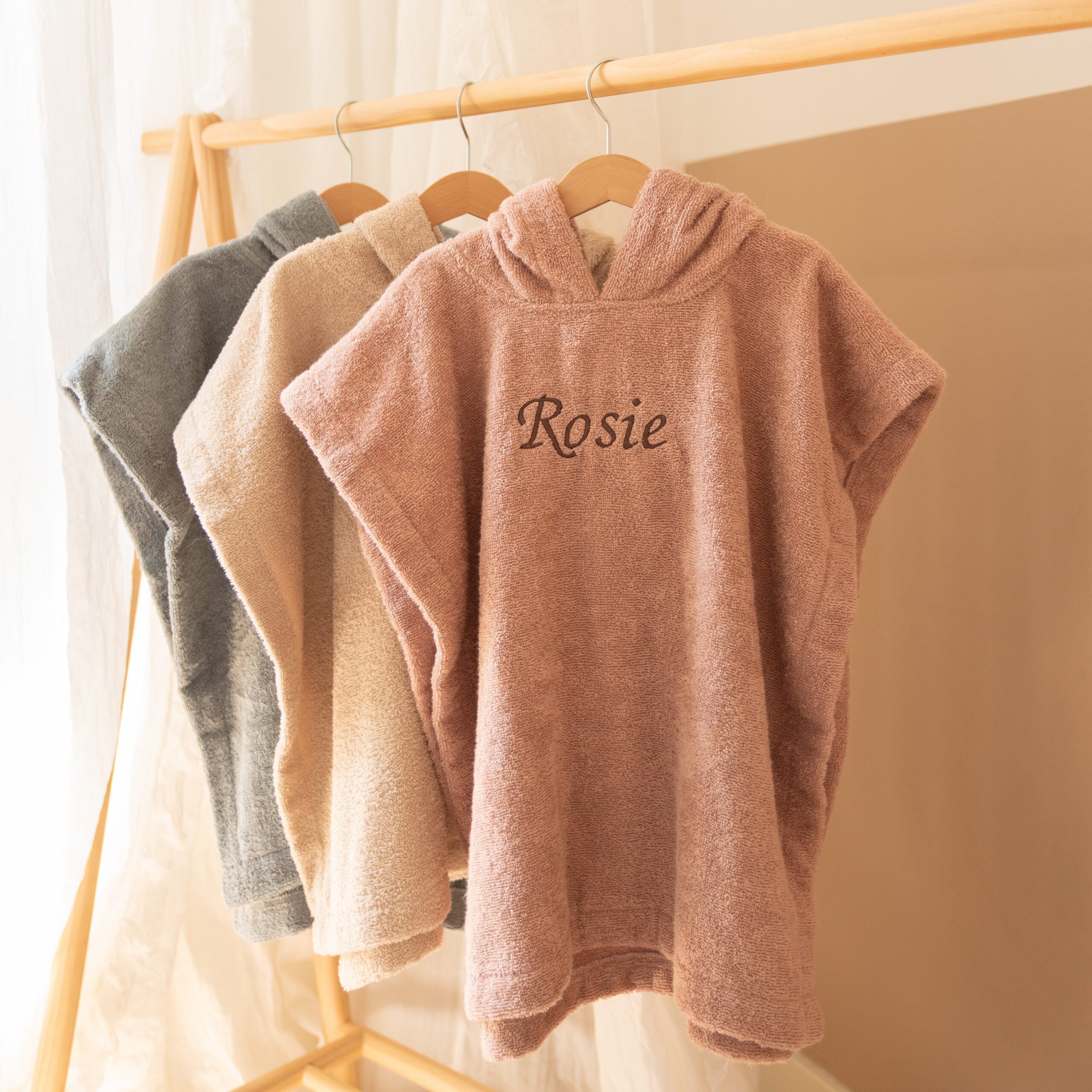 Badponcho met naam Rosie oudroze