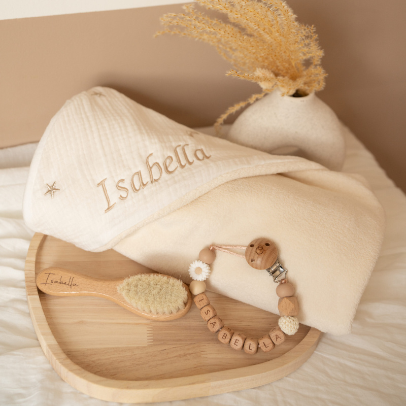 Kraamcadeau met naam wikkeldoek met speenkoord en borstel met naam