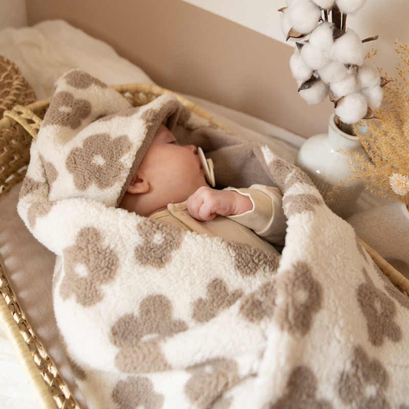 Wikkeldoek met naam teddy bloem taupe