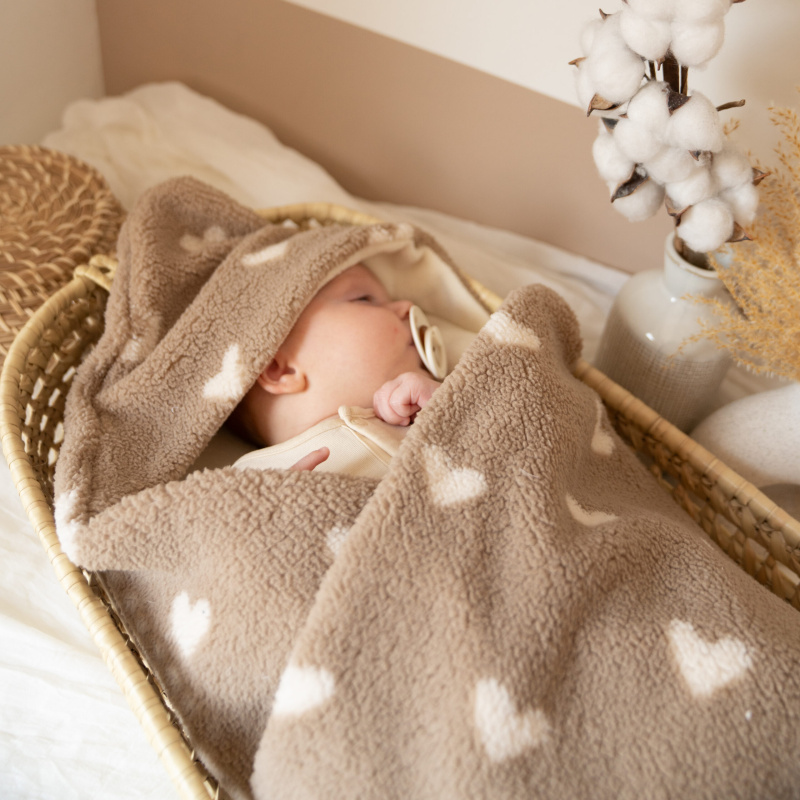 Wikkeldoek met naam Teddy hartjes wit met baby